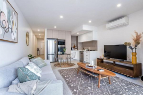 Stylish Apartment with Rooftop Pool